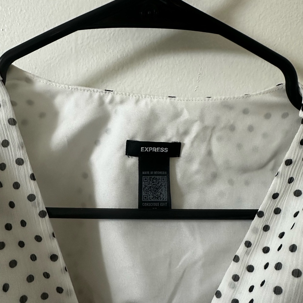 Express Conscious Edit Polka Dot Ruched
V-Neck Top - Size xs - Picture 2 of 7